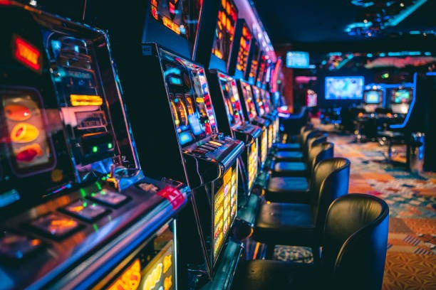 Diamond Empire slot game interface on bocah4d showing reels and paytable